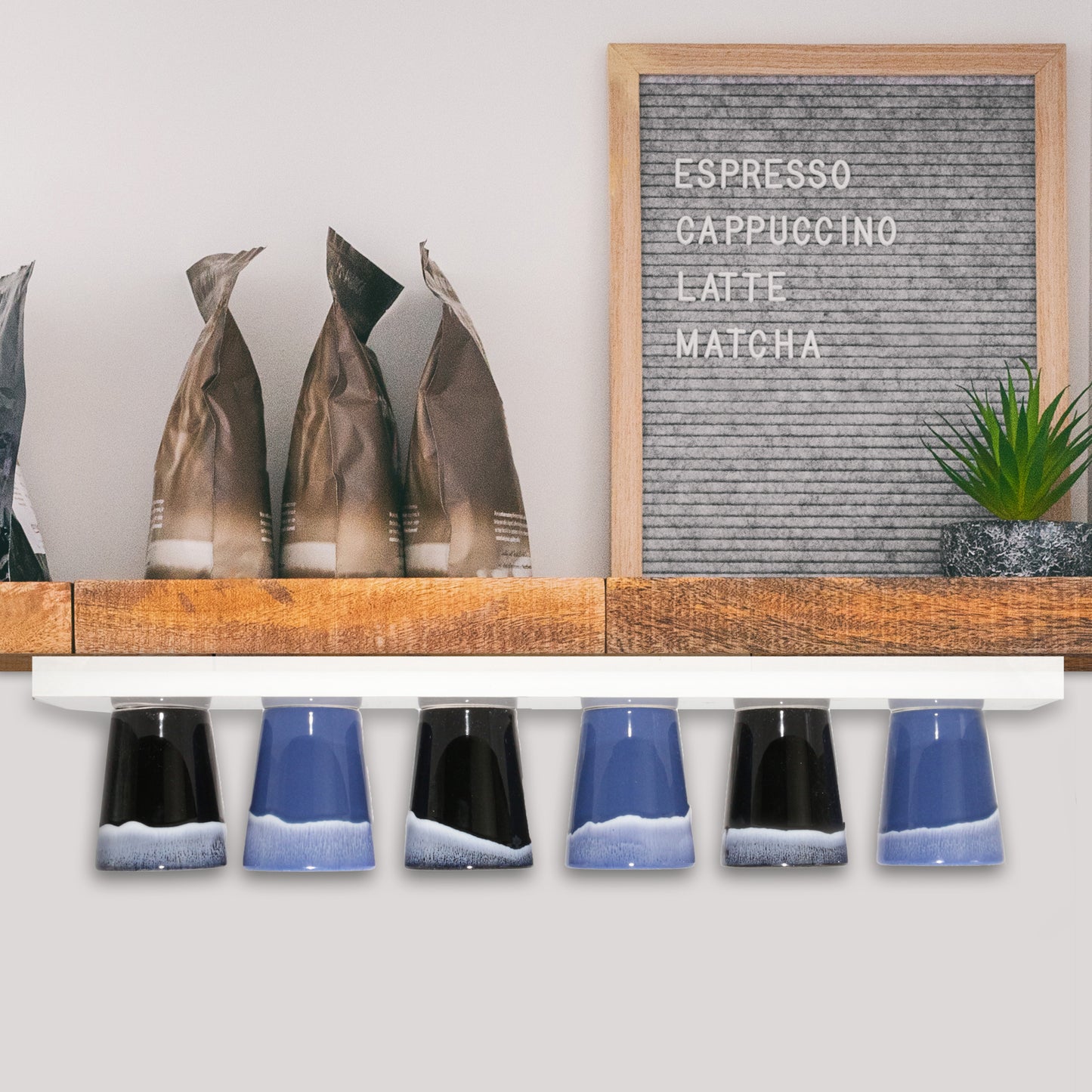 Espressotassen Set (6 x 50ml). Moderne magnetische Espressotassen inkl. Magnetbrett. Größe: 65mm Ø 55 mm, Farbe: Blau/Schwarz