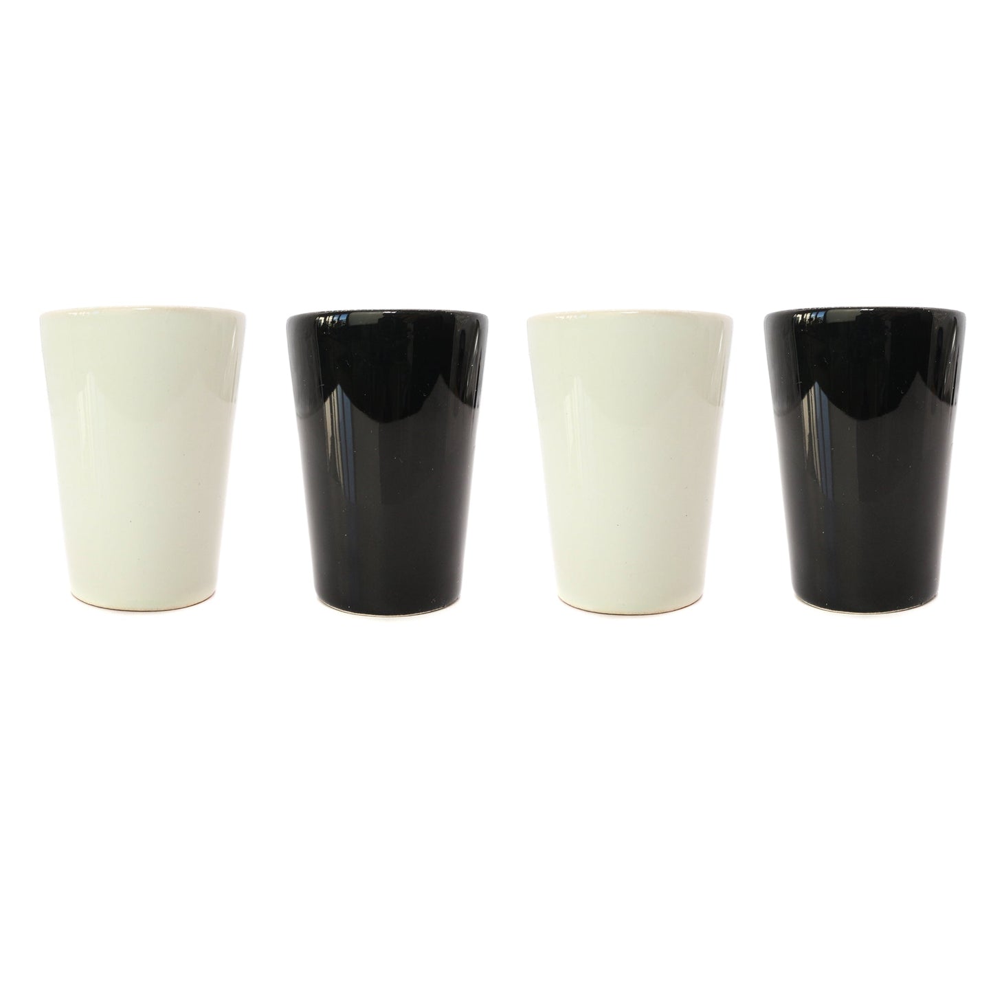 Espressotassen Set (4 x 100ml). Moderne magnetische Espressotassen inkl. Magnetbrett. Größe: 85mm Ø 65 mm, Farbe: Creme/Schwarz