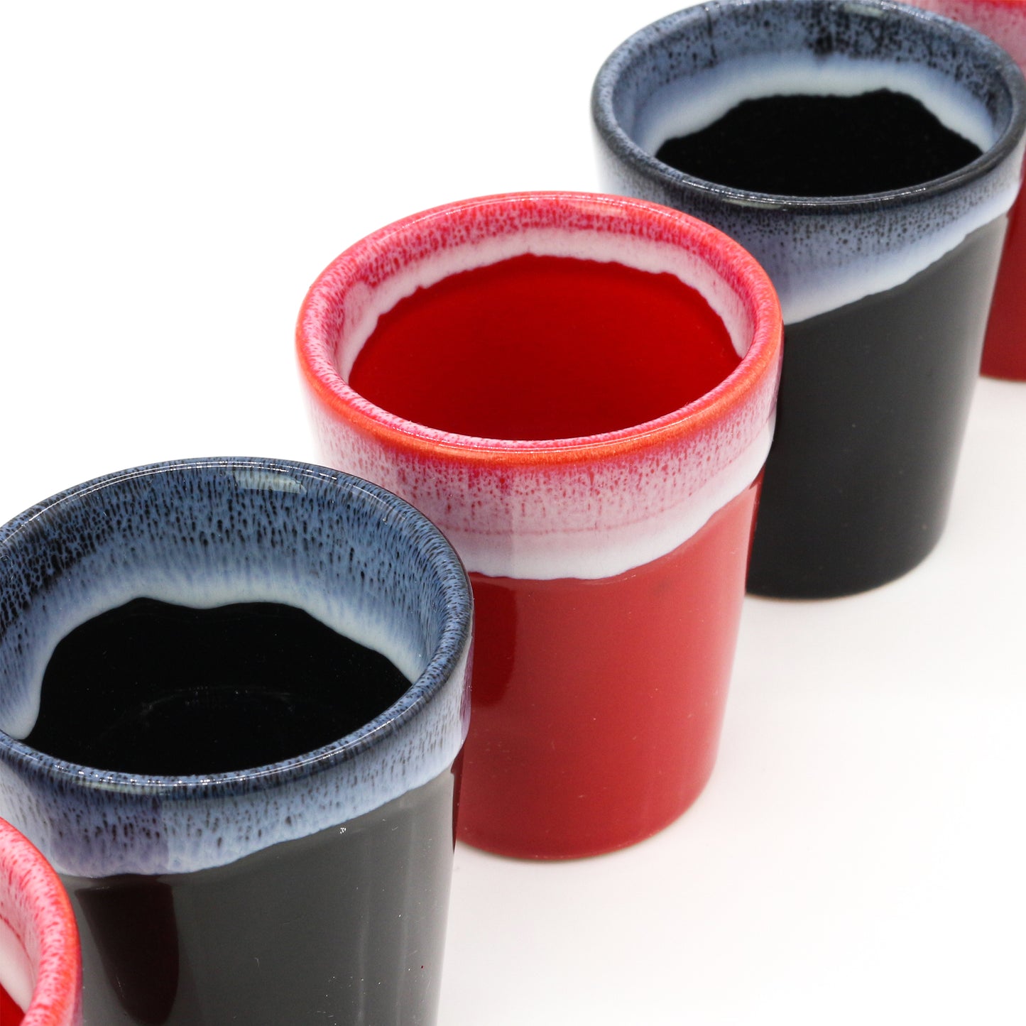 Espressotassen Set (6 x 50ml). Moderne magnetische Espressotassen inkl. Magnetbrett. Größe: 65mm Ø 55 mm, Farbe: Rot/Schwarz Schwarz/Rot