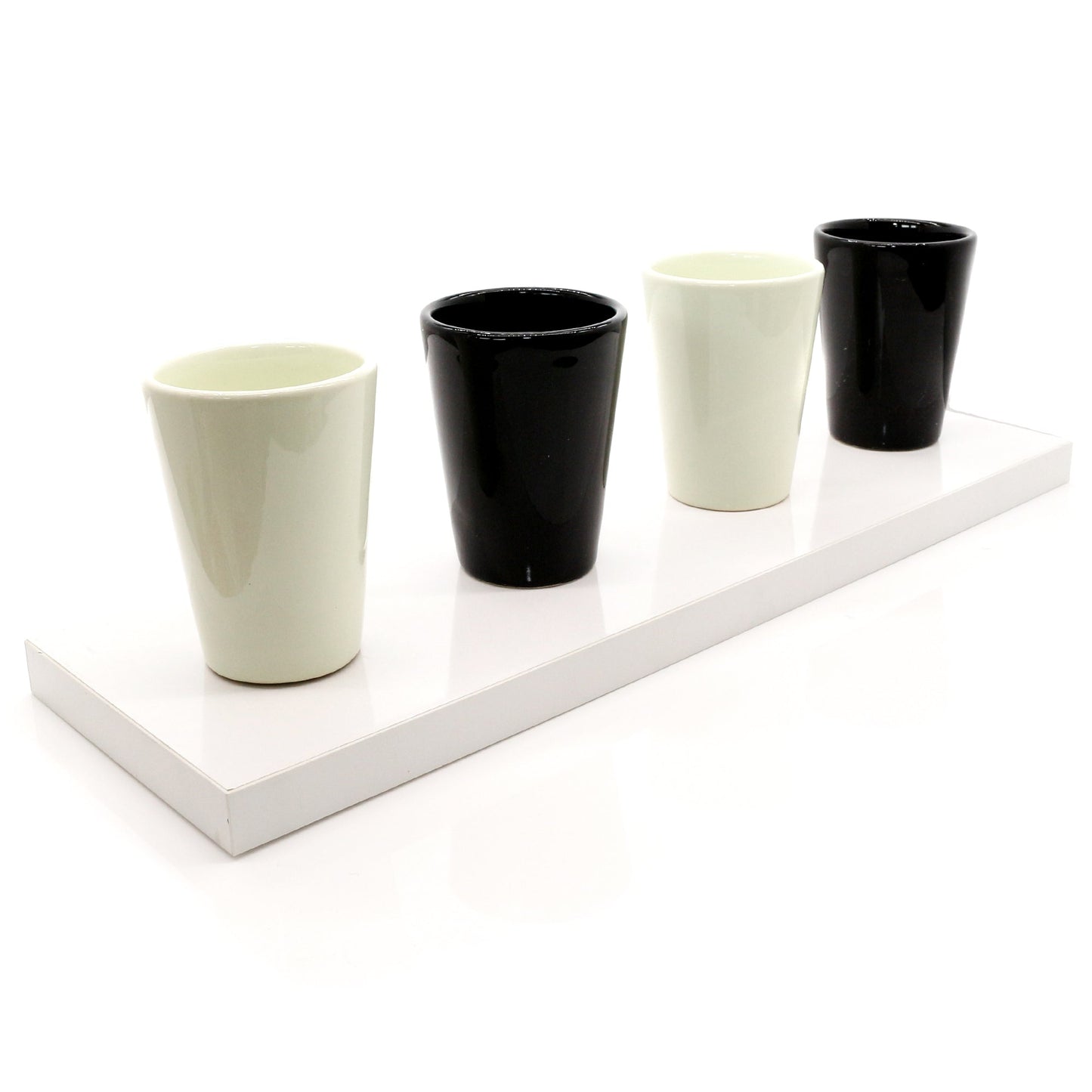 Espressotassen Set (4 x 100ml). Moderne magnetische Espressotassen inkl. Magnetbrett. Größe: 85mm Ø 65 mm, Farbe: Creme/Schwarz